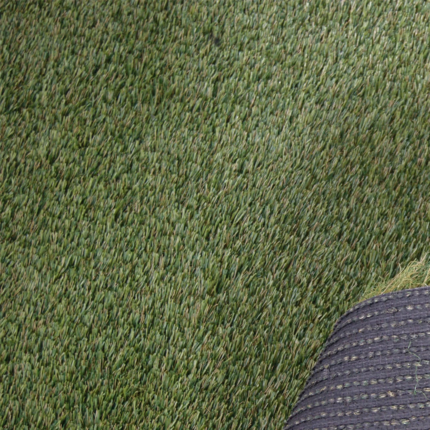 Gazon synthétique vu en gros plan, couvrant l'image avec des fibres courtes et uniformes