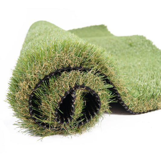 Un rouleau de gazon synthétique vert enroulé, montrant des brins d'herbe réalistes avec une base en caoutchouc noir visible sur le bord.