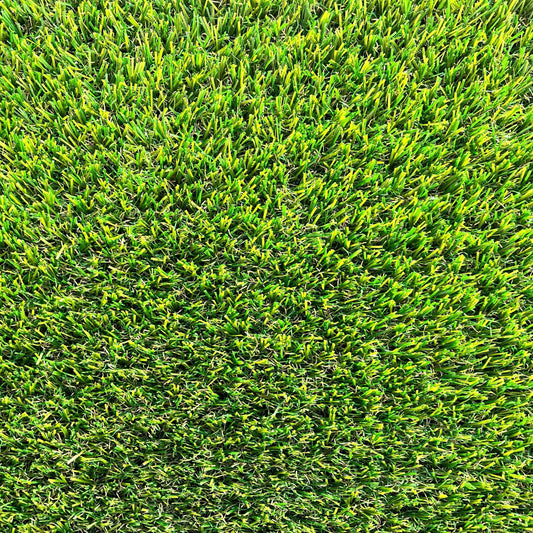 Une vue macro de brins de gazon synthétique, montrant les détails des fibres plastiques et leur base tissée noire, avec des nuances de vert et des touches de brun.