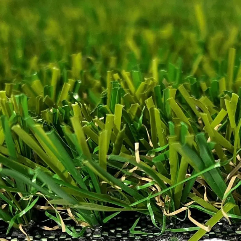 Une vue aérienne et détaillée d'une pelouse synthétique dense et vibrante, mettant en valeur les brins de gazon vert vif.