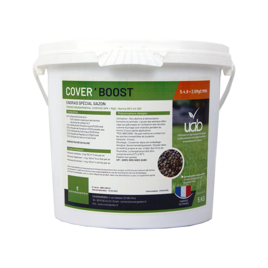 Un seau blanc de 5 kg de "Cover'Boost", un engrais spécial gazon à composition organo-minérale NPK + MgO (5-4-9 + 2.5 MgO MIN). L'étiquette verte, blanche et orange détaille la composition, les dosages d'utilisation, et les précautions d'emploi. Le produit est fabriqué en France et conforme aux normes d'agriculture biologique, avec une illustration de granulés et une pelouse verte pour indiquer son efficacité sur les gazons.