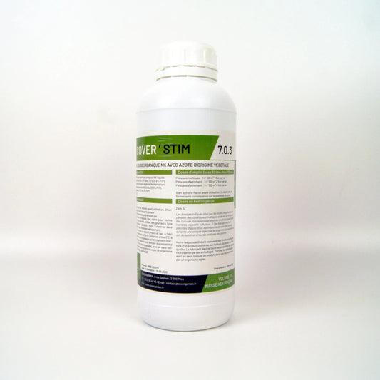 Un flacon blanc de "Cover'Stim 7.0.3", un engrais organique liquide NK à base d'azote d'origine végétale. L'étiquette indique les dosages d'utilisation pour différents types de pelouses et met en avant les instructions de fertirrigation. Le flacon a une capacité de 1 litre.
