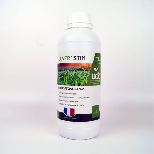 Une bouteille de "Cover'Stim 7.0.3" avec une étiquette illustrant une pelouse verte sous un coucher de soleil. L'engrais est présenté comme un produit spécial gazon, fabriqué en France, conçu pour renforcer la résistance et le développement des plantes, tout en favorisant une nutrition durable et la vie microbienne des sols.