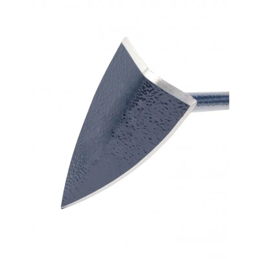 La lame triangulaire, tranchante et robuste, est conçue pour le désherbage précis et l'aération du sol.