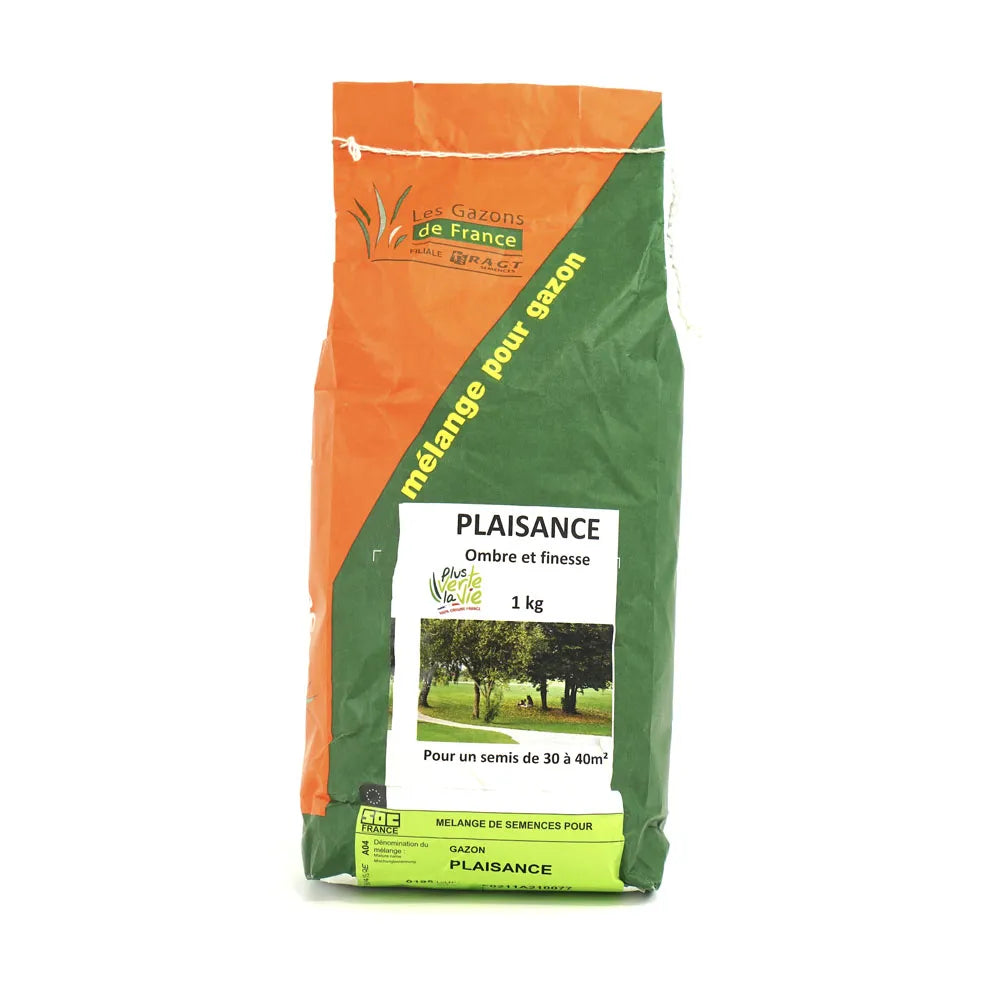 Un sac de semences de gazon de la marque Les Gazons de France (Groupe RAGT). L’étiquette indique "PLAISANCE - Ombre et finesse". Le sac, de couleur orange et verte, contient 1 kg de mélange de semences adapté pour un semis couvrant 30 à 40 m². Une photo sur l'étiquette montre un parc verdoyant avec des arbres offrant de l'ombre sur une pelouse.