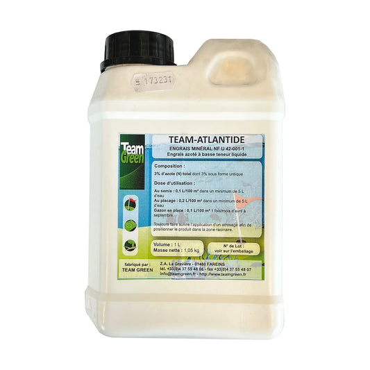 Un bidon de produit Team-Atlantide, un engrais liquide azoté à faible teneur. L’étiquette détaille la composition (3% d’azote uréique), les doses d’utilisation pour le semis, le paillage et le gazon en place, ainsi que les recommandations d’arrosage. Le volume est de 1 litre avec une masse nette de 1,05 kg.
