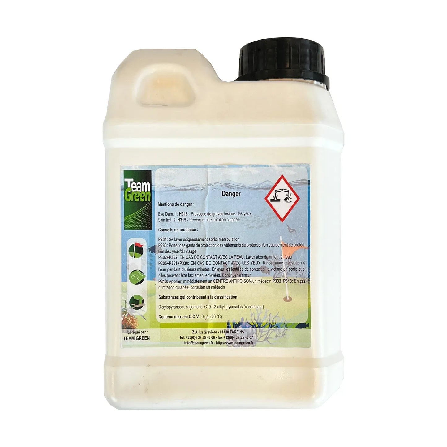 Un bidon de produit Team Atlantide avec une étiquette mentionnant des dangers comme des lésions oculaires graves (H318) et une irritation cutanée (H315). Le pictogramme de danger présente un symbole de danger chimique (main sous un liquide corrosif). Des conseils de prudence pour le lavage en cas de contact et le stockage sont indiqués.
