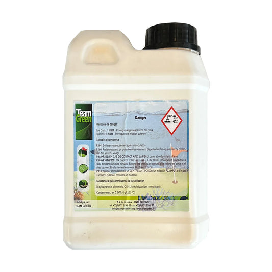 Un bidon de produit Team Atlantide avec une étiquette mentionnant des dangers comme des lésions oculaires graves (H318) et une irritation cutanée (H315). Le pictogramme de danger présente un symbole de danger chimique (main sous un liquide corrosif). Des conseils de prudence pour le lavage en cas de contact et le stockage sont indiqués.