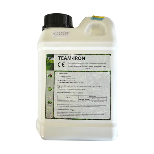 Un bidon de produit Team-Iron pour gazon, avec une étiquette détaillant la composition (15% d'azote total, 6% de fer soluble et 2% de manganèse). Les instructions d'application et les conditions de stockage sont visibles sur l'étiquette.