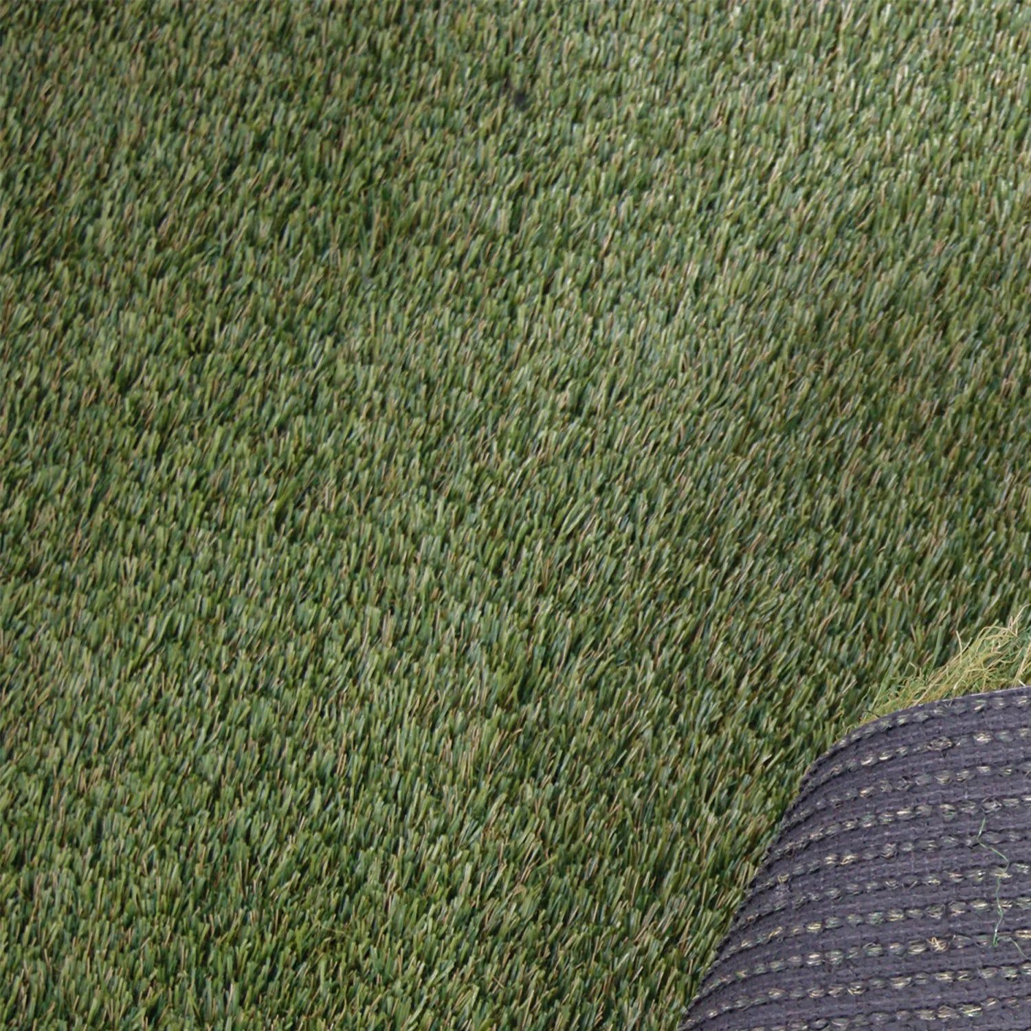 Gazon synthétique vu en gros plan, couvrant l'image avec des fibres courtes et uniformes