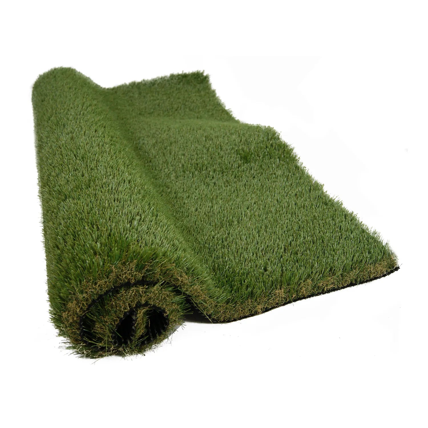 Un rouleau de gazon synthétique partiellement déroulé sur un fond blanc, montrant sa texture dense et la couleur verte uniforme.
