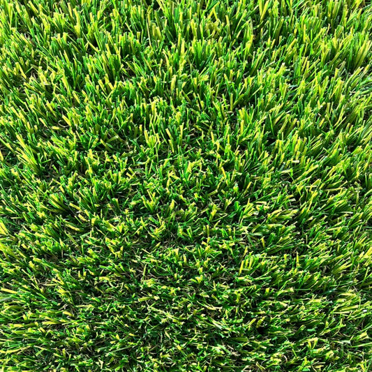 Vue en plongée d’un tapis de gazon synthétique. Le gazon est dense et uniformément réparti avec des teintes de vert vives.