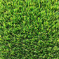 Vue en plongée d’un tapis de gazon synthétique. Le gazon est dense et uniformément réparti avec des teintes de vert vives.