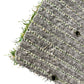 Gros plan de l’envers d’un rouleau de gazon synthétique avec des lignes de couture vertes et une texture en relief, montrant les fibres du gazon sortant légèrement de la base.