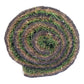  Gros plan sur un rouleau de gazon naturel enroulé, montrant les brins d'herbe verts et la base en terre noire en spirale.