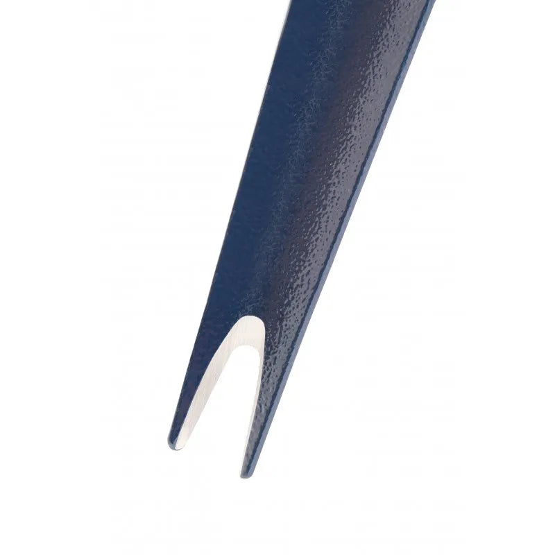 Gros plan sur la pointe d'un couteau désherbeur en acier bleu, avec une fente affûtée conçue pour extraire les mauvaises herbes avec précision.