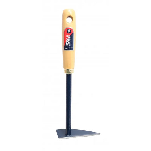 Le manche ergonomique avec un trou pour le suspendre et une lame robuste mettent en valeur sa conception fonctionnelle.