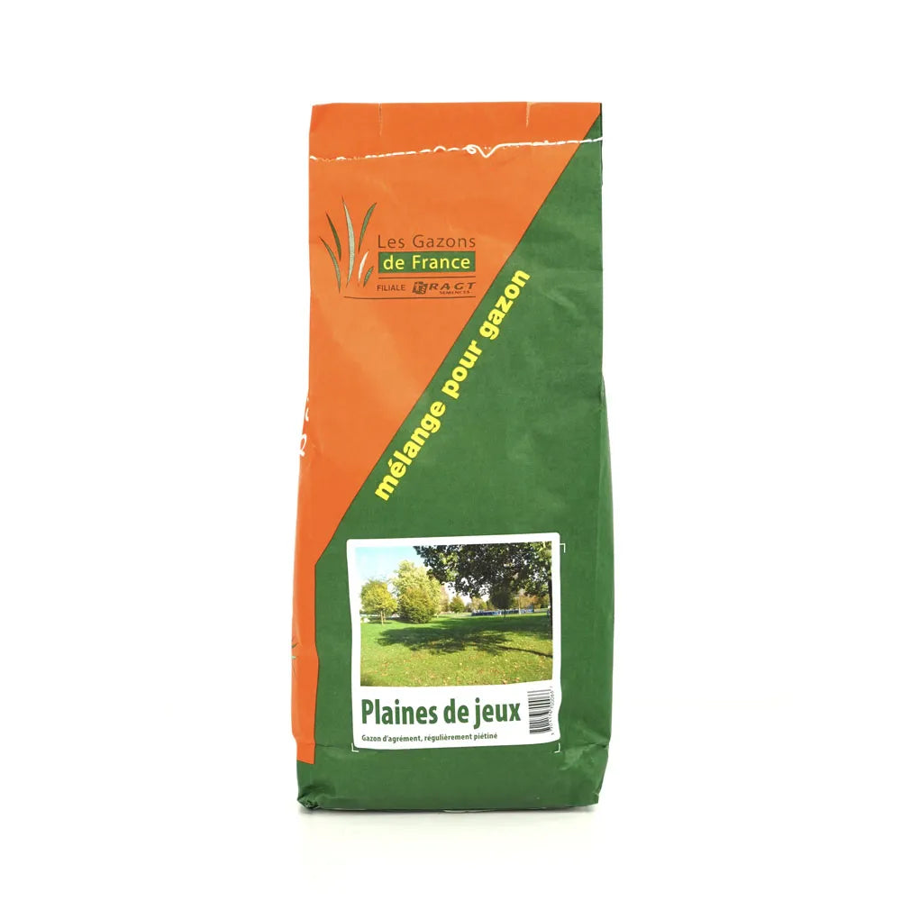 Un sac de semences Les Gazons de France de 1 kg avec l'étiquette "Plaines de jeux". Le sac est orange et vert, destiné à des gazons d’agrément souvent utilisés. Une photo montre une pelouse verte entourée d’arbres.