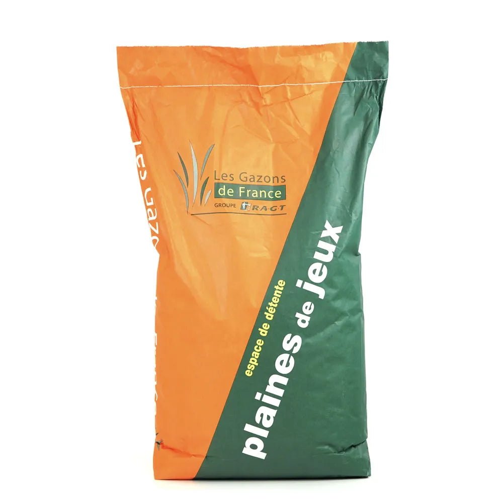 Un grand sac de semences de gazon Les Gazons de France. Le texte "Plaines de jeux" est écrit en blanc sur fond vert. Le sac est marqué "Espace de détente", et présente le logo de la marque dans la partie orange.