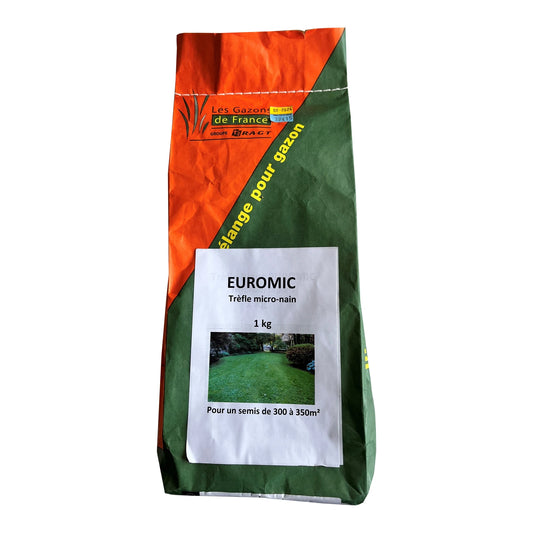 Un sac de semences de trèfle micro-nain pour gazon, de la marque Les Gazons de France (Groupe RAGT). Le sac est en papier avec un design bicolore orange et vert. Sur le devant, une étiquette blanche affiche l'inscription "EUROMIC - Trèfle micro-nain - 1 kg" ainsi qu'une photo d'une pelouse verte et dense. Le texte indique que le contenu est adapté pour un semis couvrant entre 300 et 350 m².
Un sac de semences de trèfle micro-nain pour gazon, de la marque Les Gazons de France (Groupe RAGT). Le sac est 

